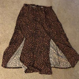 Never worn split skirt printed.